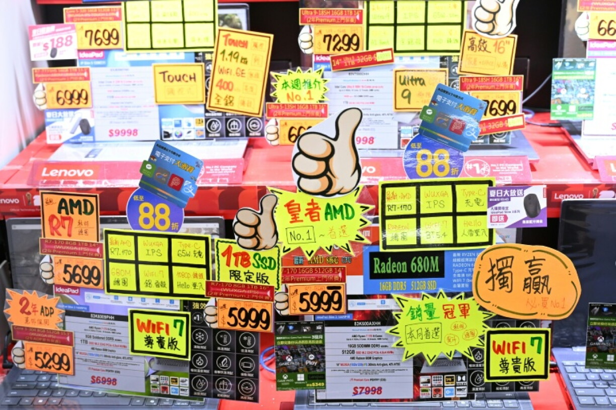 Diverses puces de mémoire vive (RAM) et de mémoire vive non volatile (NVRAM), entre autres, proposées à la vente dans un magasin d'informatique à Hong Kong, le 28 juillet 2026