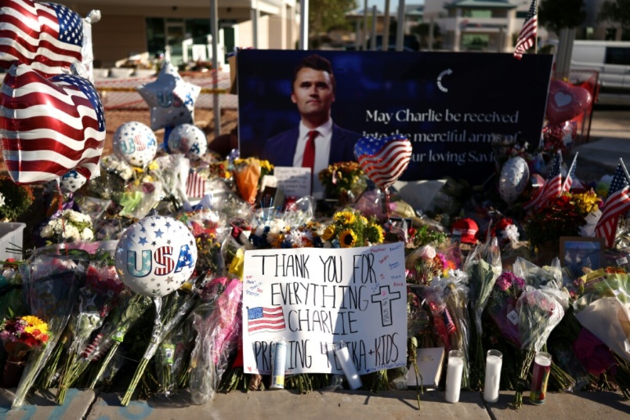 Des fleurs, des ballons et des pancartes ont été déposés sur le trottoir en hommage au fondateur de Turning Point USA, Charlie Kirk, devant le siège de l'association à Phoenix, en Arizona, le 12 septembre 2025
