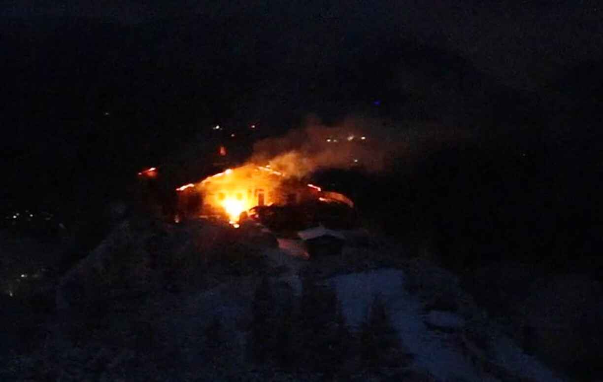 Op Biller vun enger Wiederkamera ass de Brand um Obersalzberg ze gesinn.