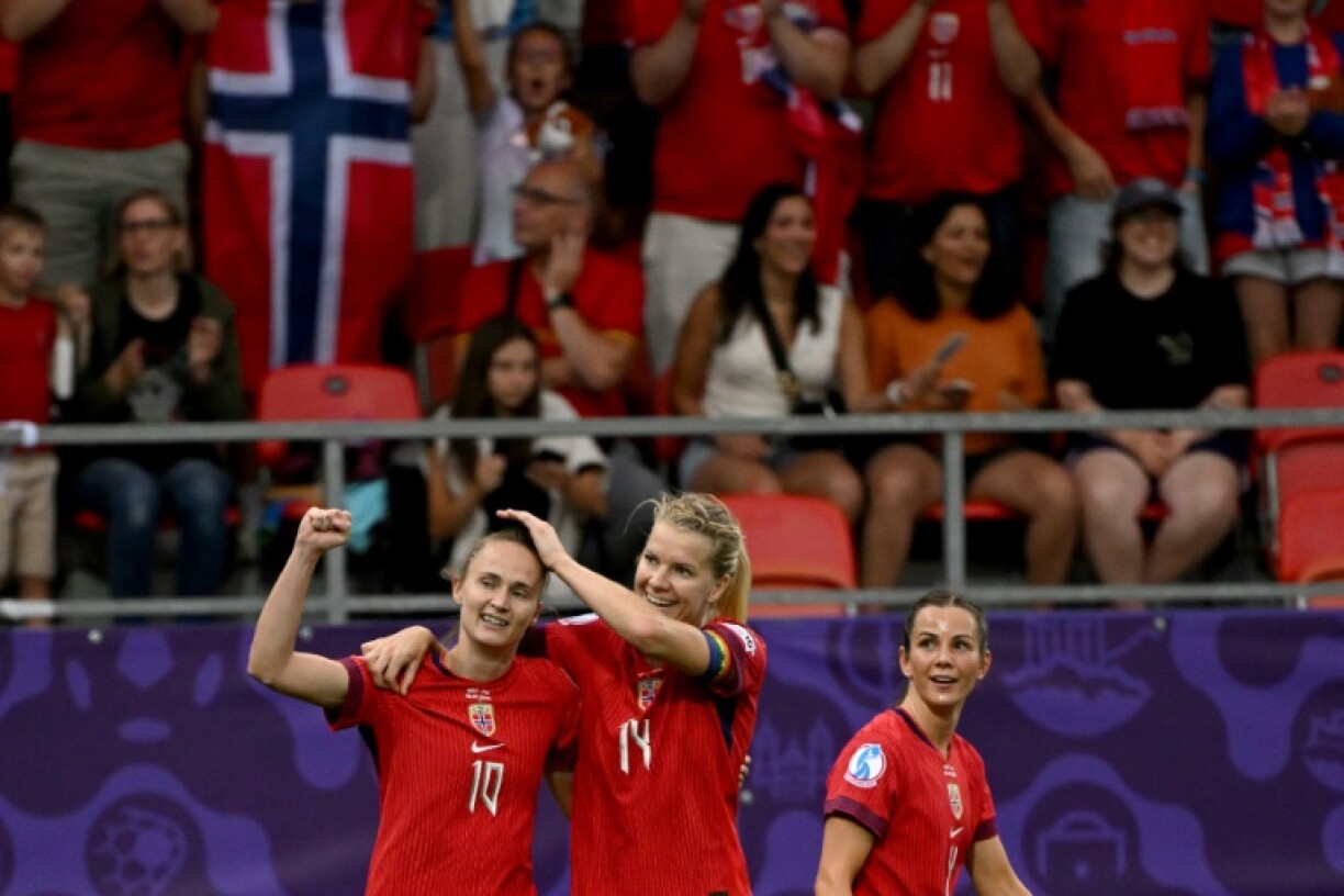 Caroline Graham Hansen (L) celebrates her winner for Norway against Finland