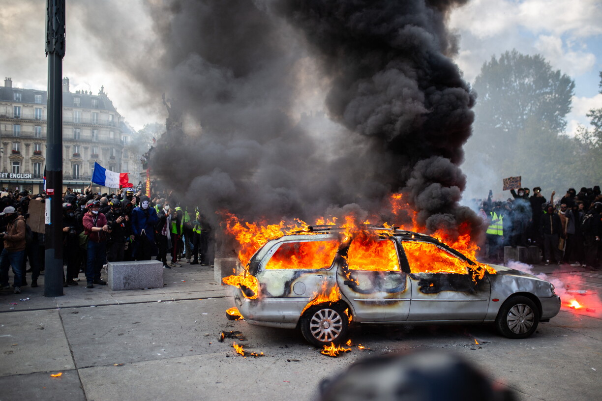 Zu Paräis gouf et reegelrecht Stroosseschluechten tëscht der Police a verschiddenen Demonstranten. Och Gebaier, Butteker an Autoe waren net viru verschidden aggressive Manifestante sécher.