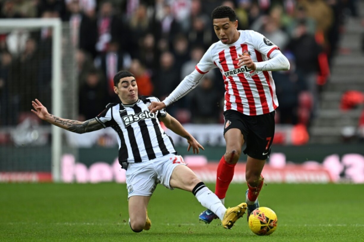Jobe Bellingham (right) playing for Sunderland in the Championship