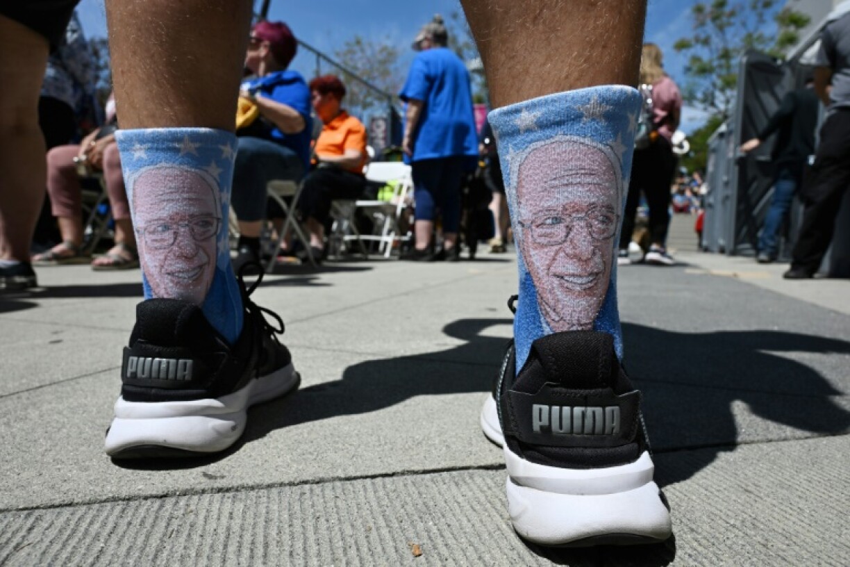Un partisan de Bernie Sanders porte des chaussettes à son effigie, lors d'un meeting à Los Angeles, le 12 avril 2025