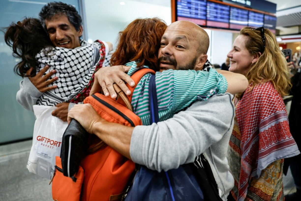 Des militants français, détenus et expulsés par Israël après l'interception de la flottille pour Gaza, retrouvent des proches à l'aéroport de Roissy-Charles-de-Gaulle, le 22 mai 2026 au nord de Paris
