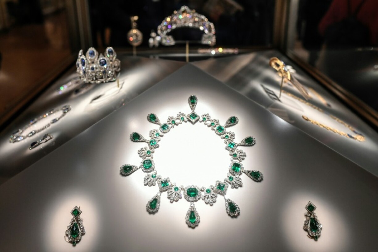 The necklace worn by Empress Marie Louise has 32 emeralds and 1,138 diamonds