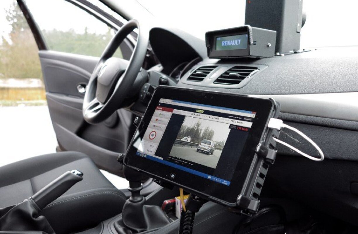 L'intérieur d'une voiture avec radar embarqué. Le futur