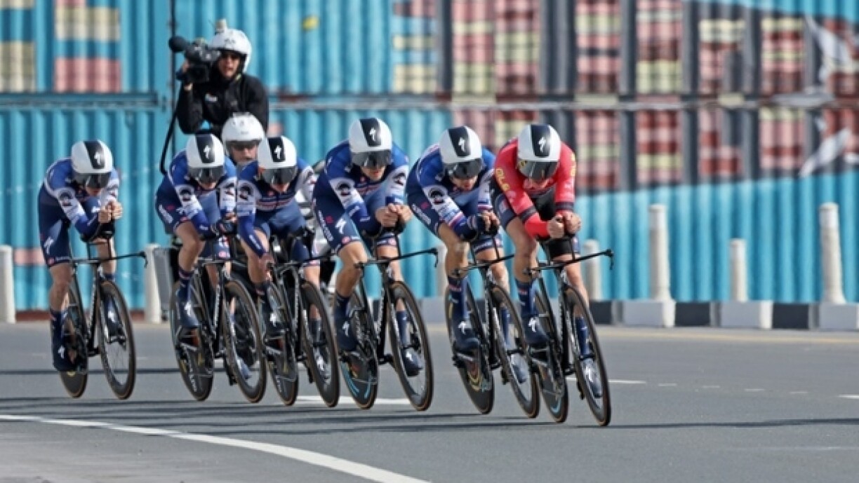 La Soudal-Quick-Step de Remco Evenepoel en action lors du contre-la-montre par équipe de l'UAE Tour le 21 février 2023 dans l'enceinte du port Khalifa. L'équipe belge a signé le meilleur temps et placé son leader à la deuxième place du classement général