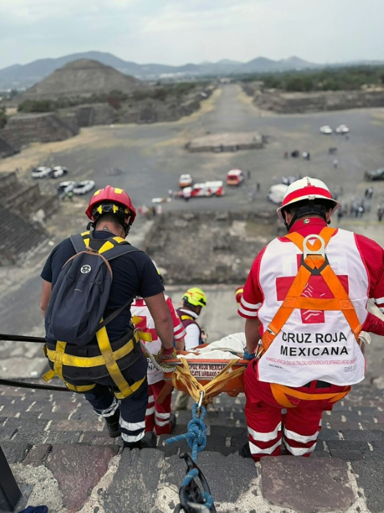 Cette photo diffusée par la Croix-Rouge mexicaine montre des experts médico-légaux et des membres de la Croix-Rouge transportant un corps sur la pyramide de la Lune, sur le site archéologique de Teotihuacan, dans l'Etat de Mexico, le 20 avril 2026