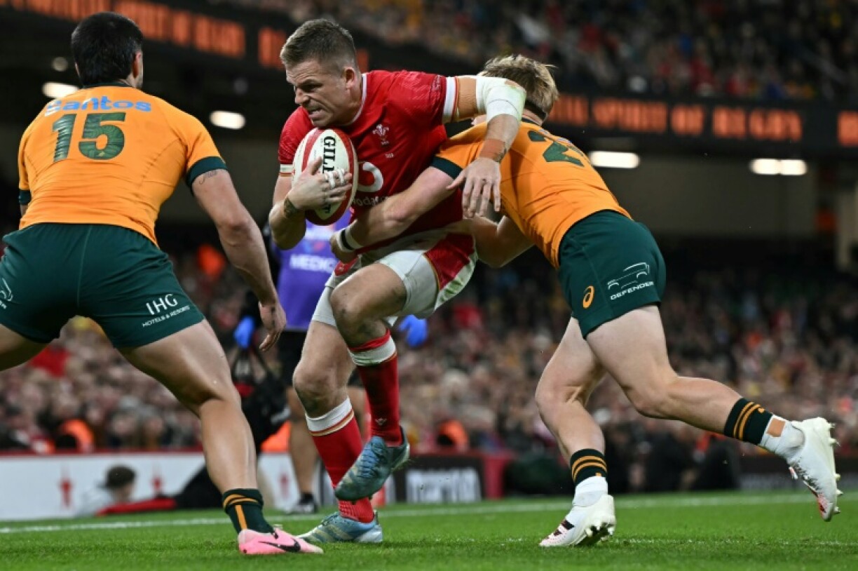 Wales fly-half Gareth Anscombe (C)