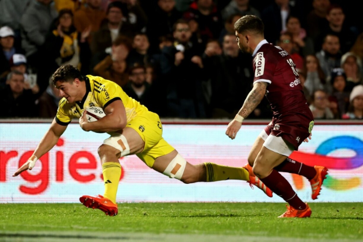 La Rochell flanker Paul Boudehent (L) swoops in for a try in Bordeaux