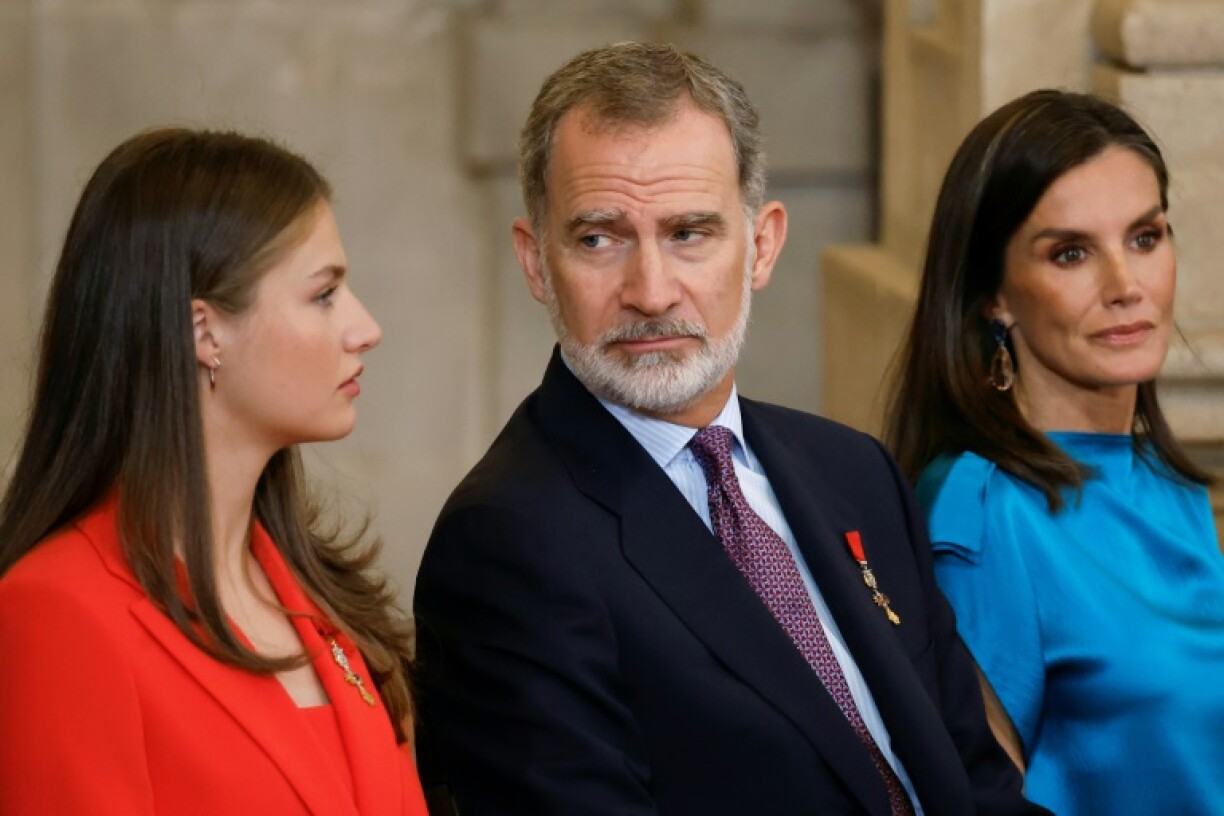 Le roi Felipe VI marque les dix ans de son accession au trône d'Espagne, entouré de sa fille Leonor (G) et son épouse Letizia, au Palais royal à Madrid le 19 juin 2024