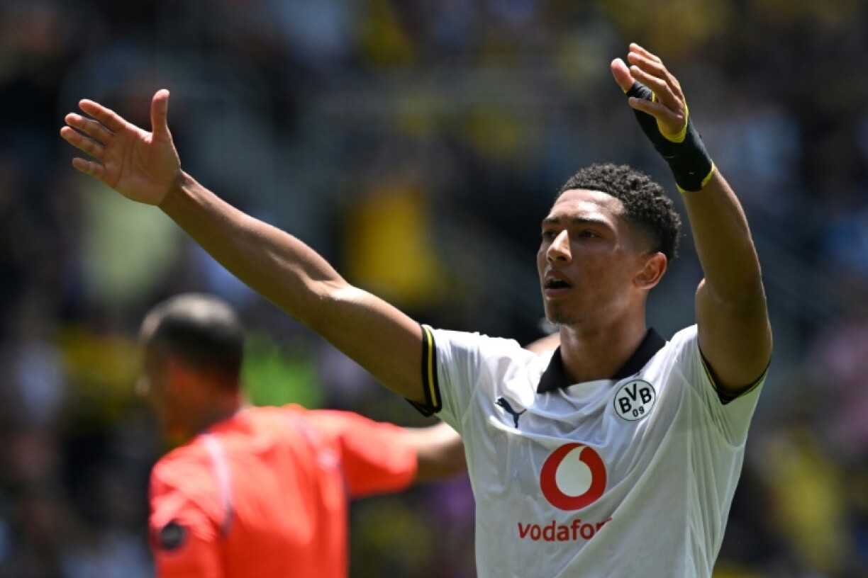 Borussia Dortmund's English midfielder Jobe Bellingham celebrates scoring his team's third goal against the Sundowns