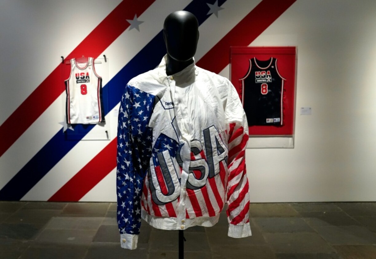 Des pièces de la collection de l'ancien basketteur américain Scottie Pippen exposées chez Sotheby's, à New York, le 2 mars 2026
