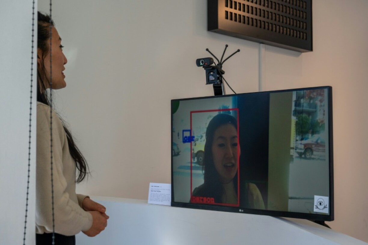 La conservatrice et artiste Audrey Kim montre l'oeuvre