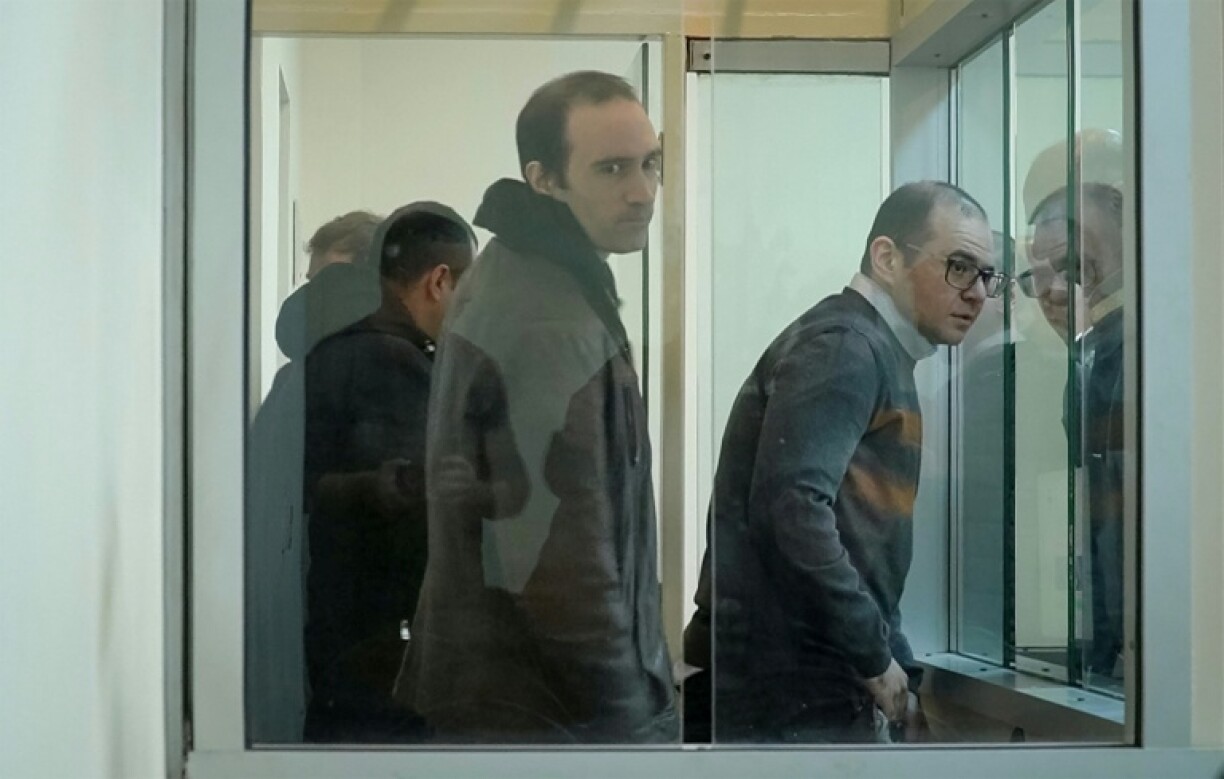 Image tirée d'une vidéo diffusée par l'AFP, montrant le Français Martin Ryan (c) lors d'une audience au tribunal de Bakou, le 6 janvier 2025 en Azerbaïdjan, dans le cadre de son procès pour espionnage