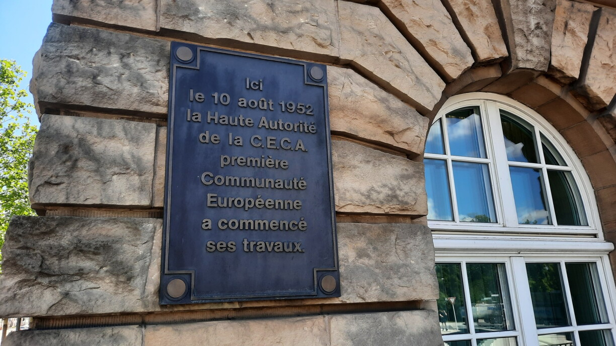 Plaque commémorative sur l'ancien siège de la CECA.