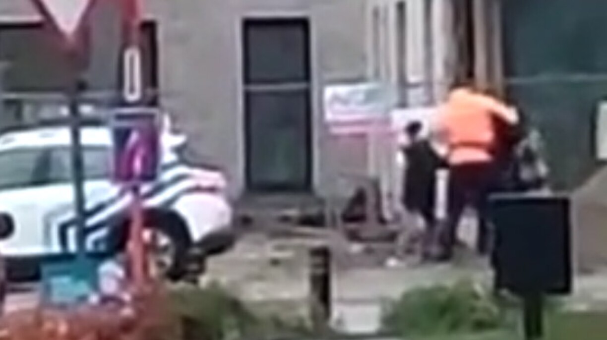 Vidéo choc dans le Limbourg: un garçon de 12 ans poignarde un agent de quartier
