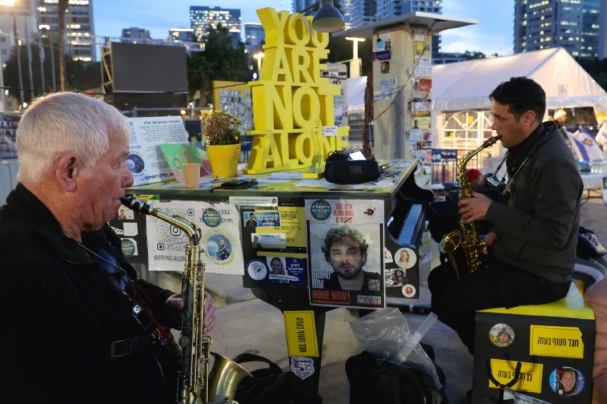 Des musiciens jouent sur la