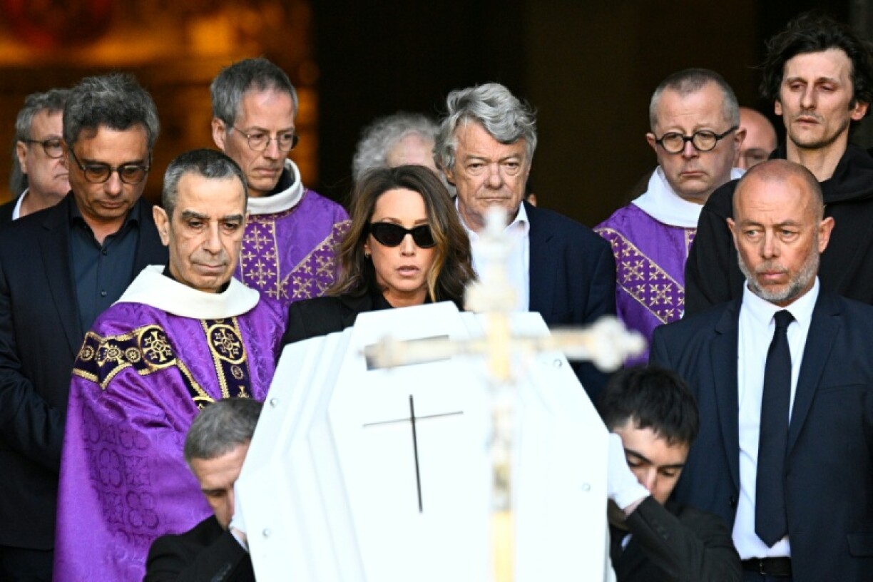 Laura Smet, la fille de Nathalie Baye, lors des obsèques de cette dernière à Paris le 24 avril 2026