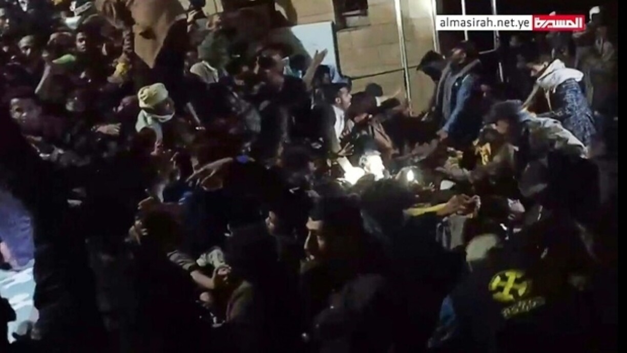 Capture d'écran d'une vidéo d'Al-Masirah TV, prise dans la nuit du 19 au 20 avril 2023, montrant la bousculade à Sanaa