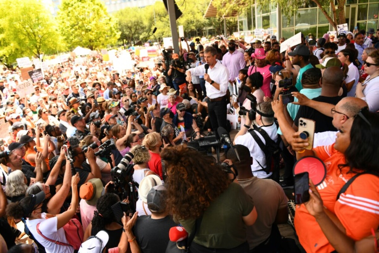 Le démocrate Beto O'Rourke s'adresse à la foule qui manifeste contre l'assemblée de la NRA, le 27 mai 2022 à Houston, au Texas