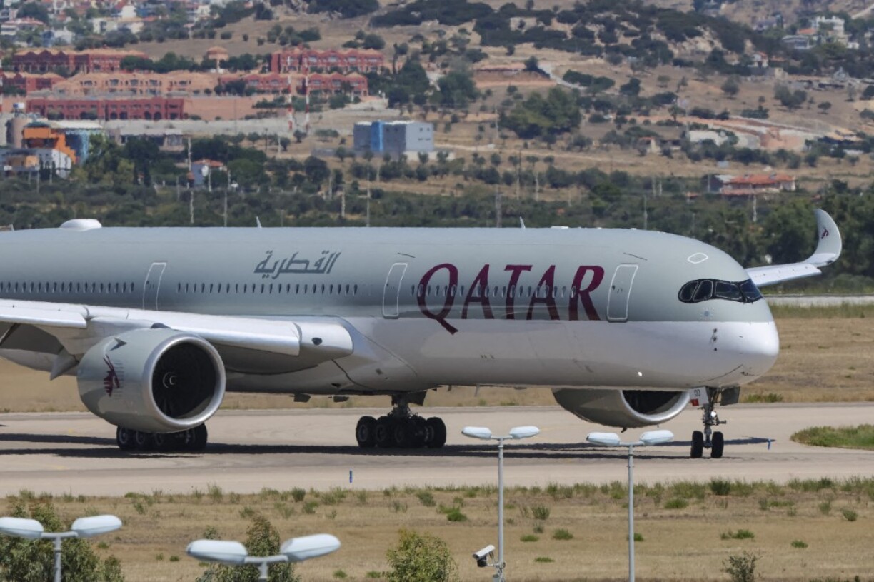 Un avion de Qatar Airways propulsé par deux moteurs Rolls Royce.