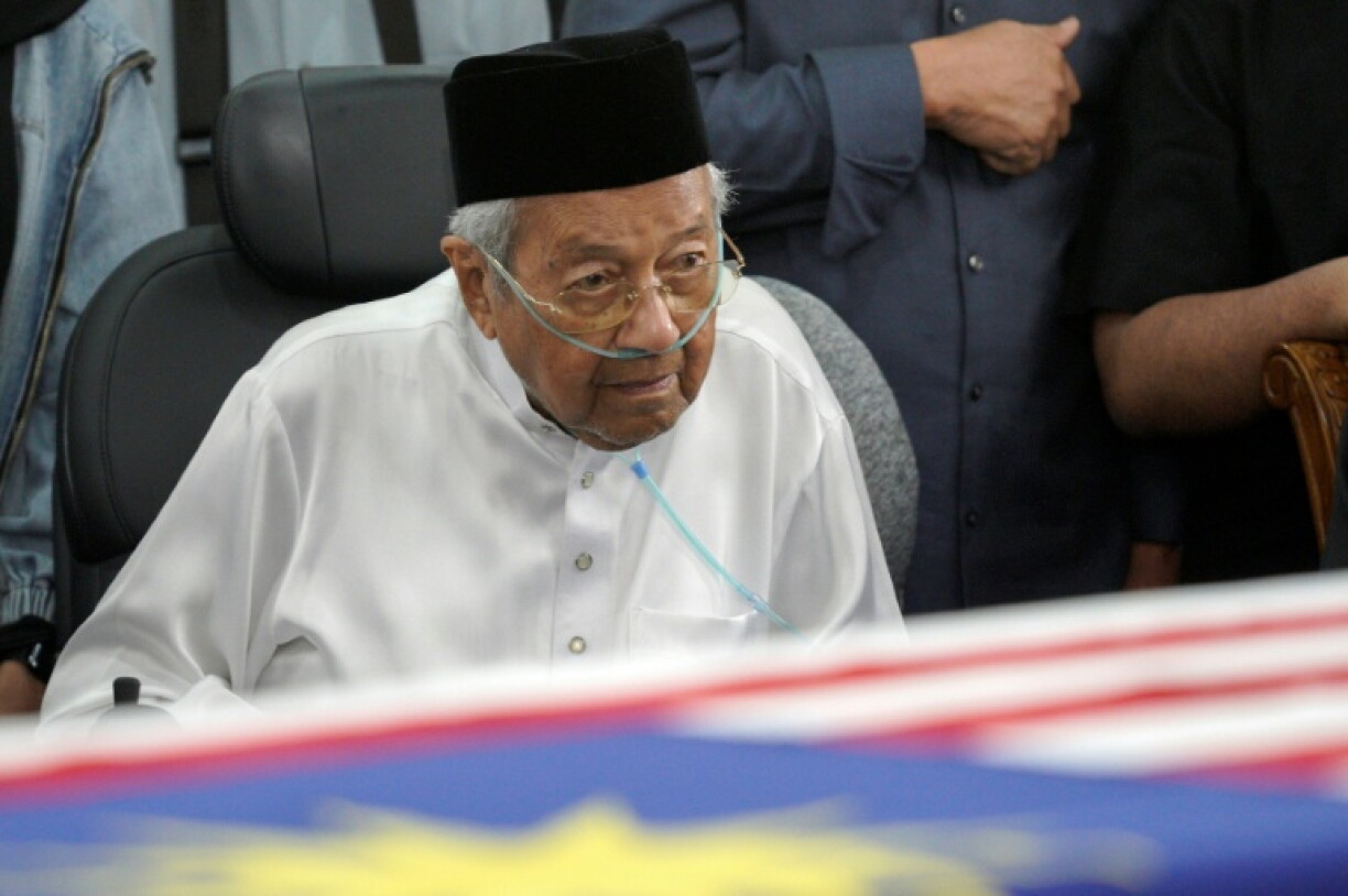 Mahathir Mohamad looks at the casket of his wife, Siti Hasmah Mohamad Ali, during her funeral ceremony on September 28