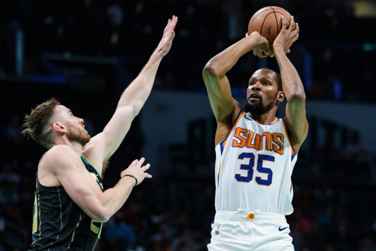 Kevin Durant des Phoenix Suns arme son shoot contre les Charlotte Hornets en NBA le 1er mars 2023 à Charlotte