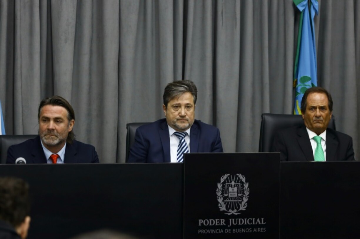 (g-d) Le juge Alberto Ortolani, le juge Roberto Gaig et le juge Pablo Rolon assistent à une audience préliminaire du procès pour la mort du footballeur argentin Diego Maradona à San Isidro, dans la banlieue de Buenos Aires, le 18 juillet 2025