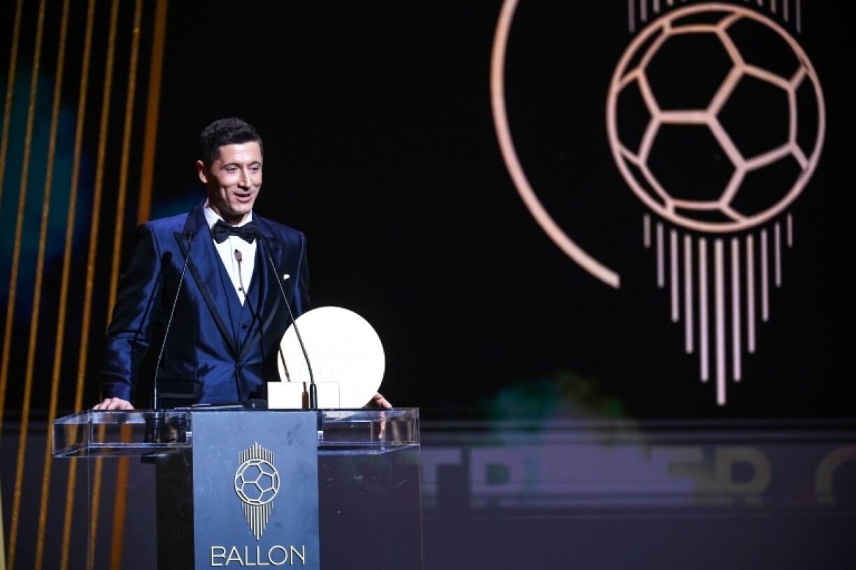 Robert Lewandowski s'exprimant devant les invités de la cérémonie du Ballon d'Or après son trophée de meilleur buteur de l'année, le 29 novembre 2021 à Paris