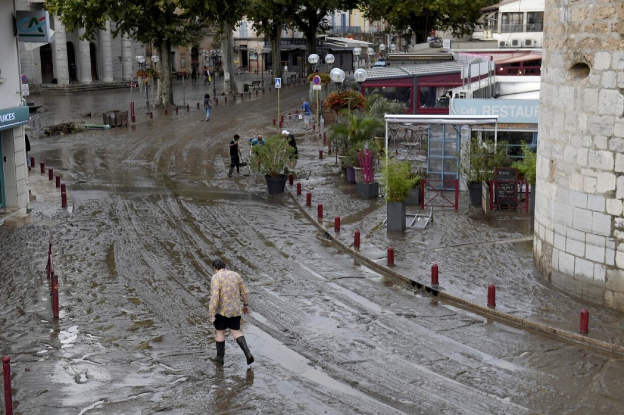 La ville d'Anduze sous la boue après une inondation.