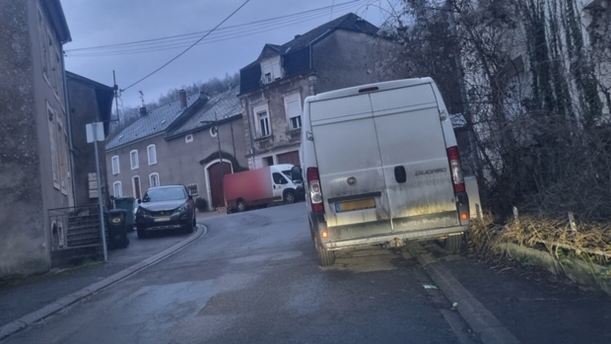 Une camionnette bloquant un trottoir et empiétant sur la chaussée, à Rédange...