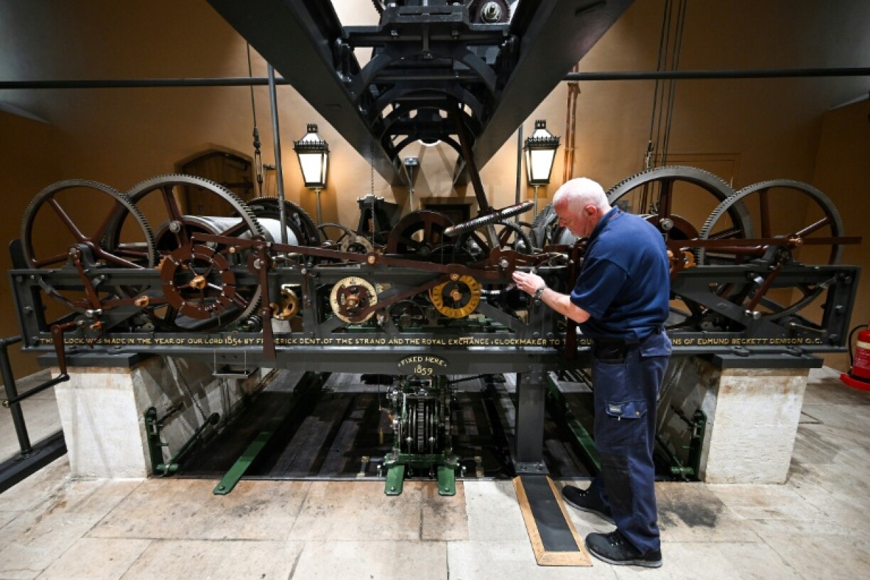 L'horloger Ian Westworth effectue l'entretien du mécanisme de la Grande Horloge de Westminster, connue sous le nom de Big Ben, le 22 octobre 2025 à Londres