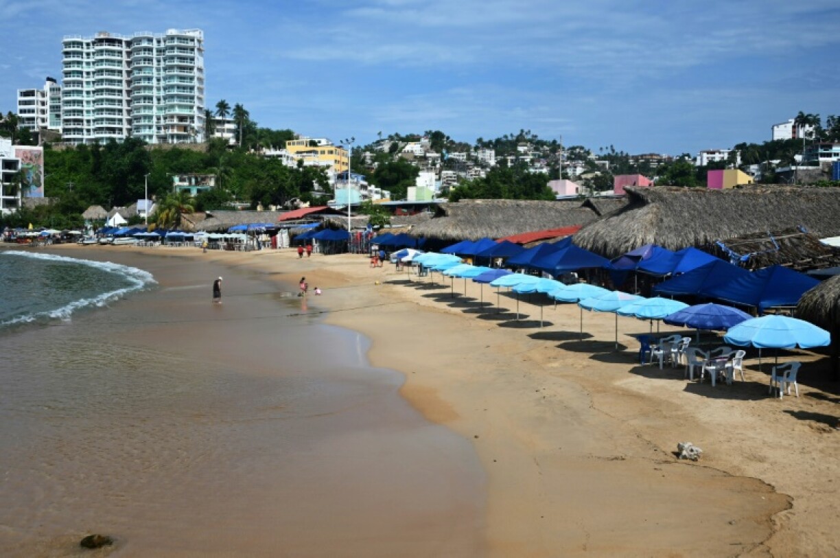 Vue aérienne d'une plage presque déserte avant l'arrivée de l'ouragan Erick, le 19 juin 2025 à Acapulco, dans le sud du Mexique