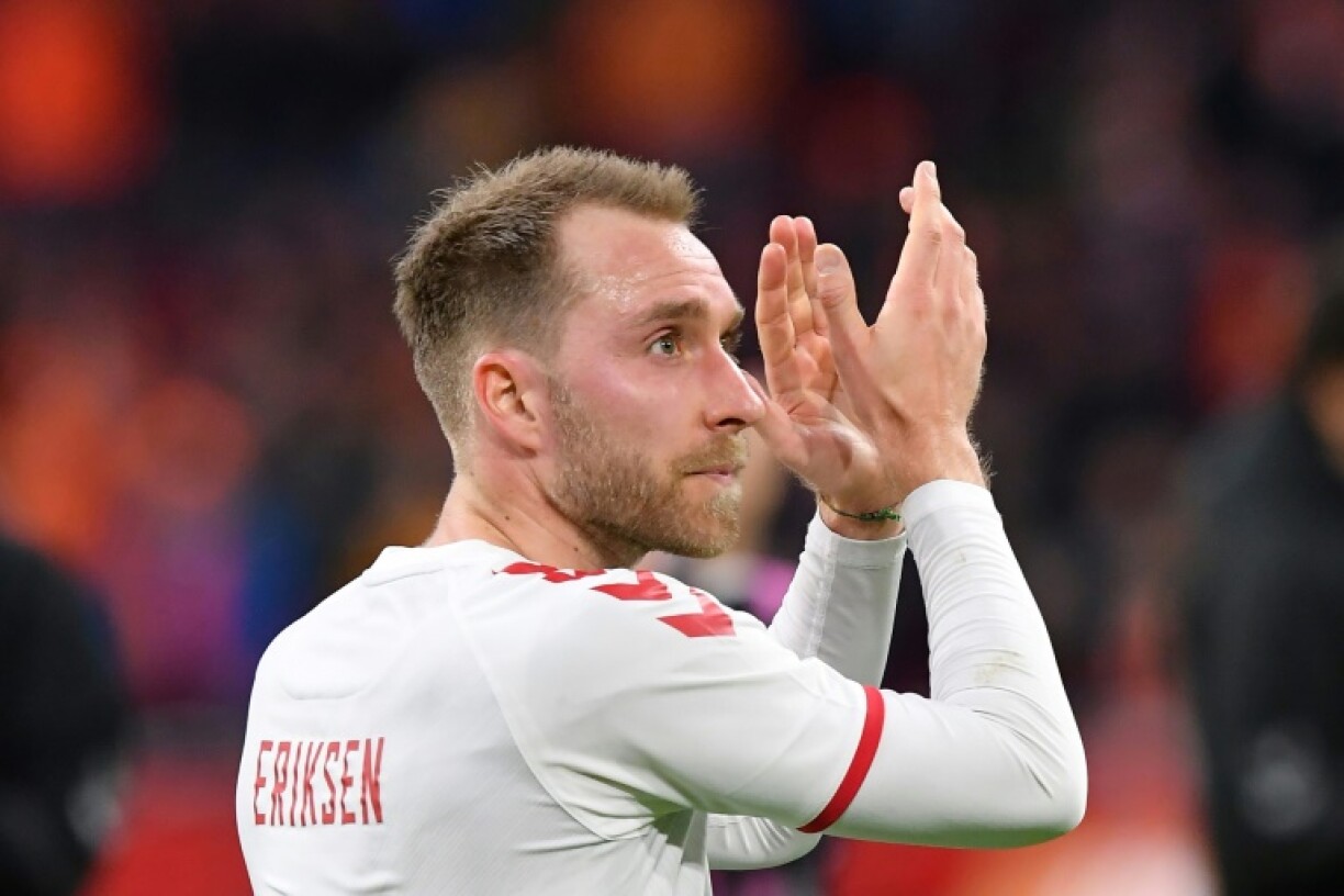 Le milieu de terrain danois Christian Eriksen applaudit les supporters, à la fin du match amical contre les Pays-Bas, le 26 mars 2022 à la Johaan-Cruijff ArenA à Amsterdam