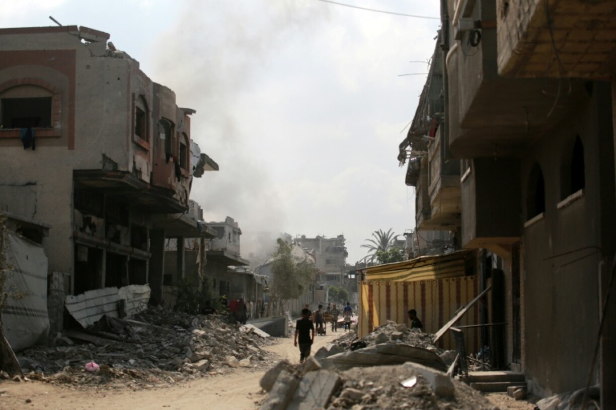 De la fumée s'élève après une frappe israélienne sur le quartier Abou Iskandar du nord de Gaza-ville, pilonnée par l'armée israélienne en vue d'une offensive annoncée au sol, le 22 août 2025