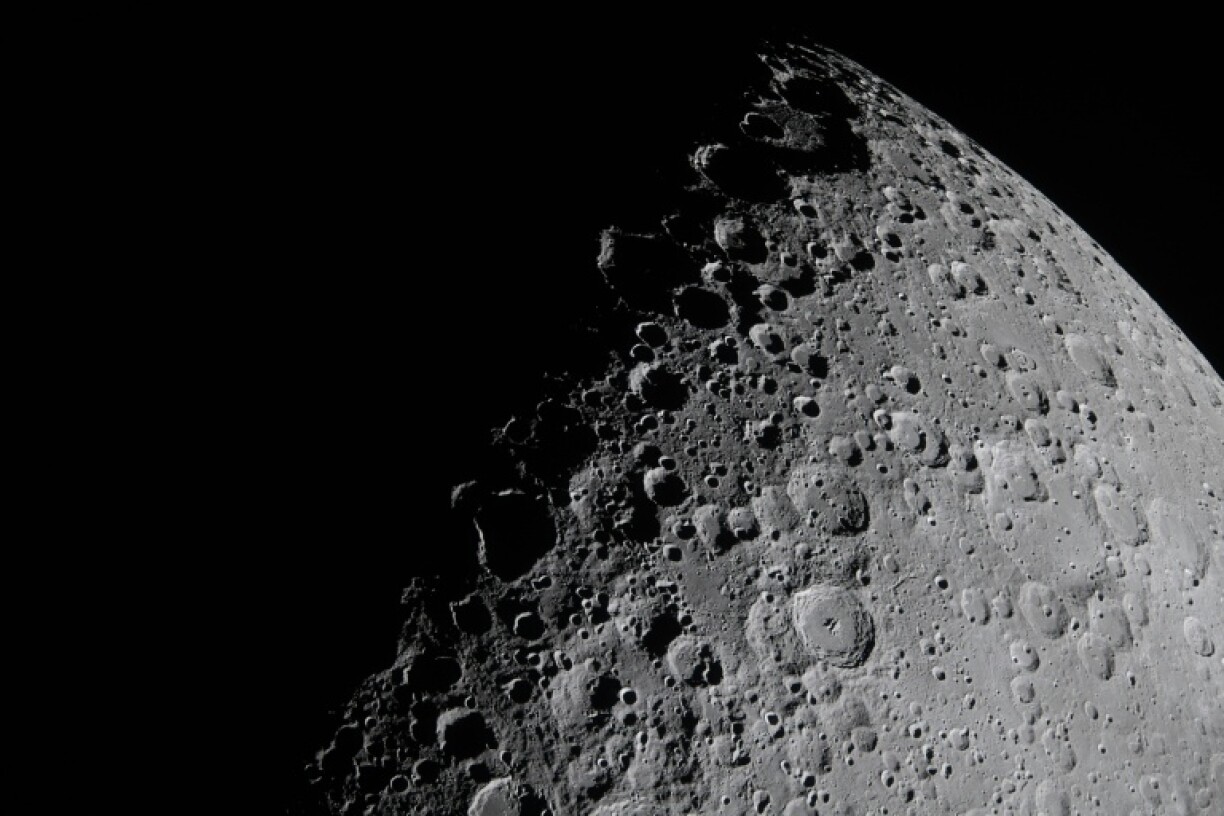 Cette image diffusée le 7 avril 2026 par la NASA montre une portion de la Lune apparaissant au niveau du terminateur – la limite entre le jour et la nuit lunaires – depuis le vaisseau spatial Orion le 6 avril 2026