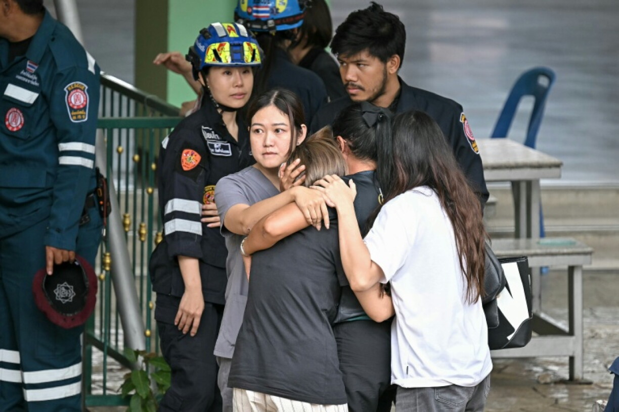 Des personnes réconfortent l’épouse d’un enseignant tué lors d’une fusillade dans une école de la province de Nonthaburi, au nord de Bangkok, le 7 août 2026
