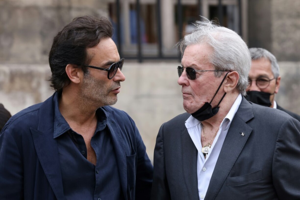 Alain Delon et son fils Anthony Delon avant la cérémonie funéraire de Jean-Paul Belmondo à l'église Saint-Germain-des-Prés à Paris, le 10 septembre 2021