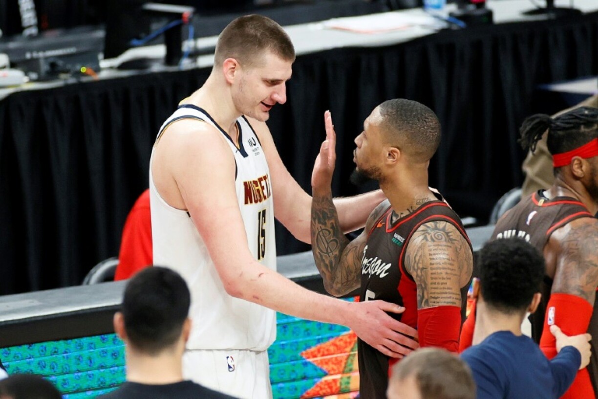 Le pivot serbe des Denver Nuggets, Nikola Jokic, salue Damian Lilliard des Portland Trail Blazers, à la fin du 6e match du 1er tour des playoffs NBA, le 3 juin 2021 au Moda Center à Portland