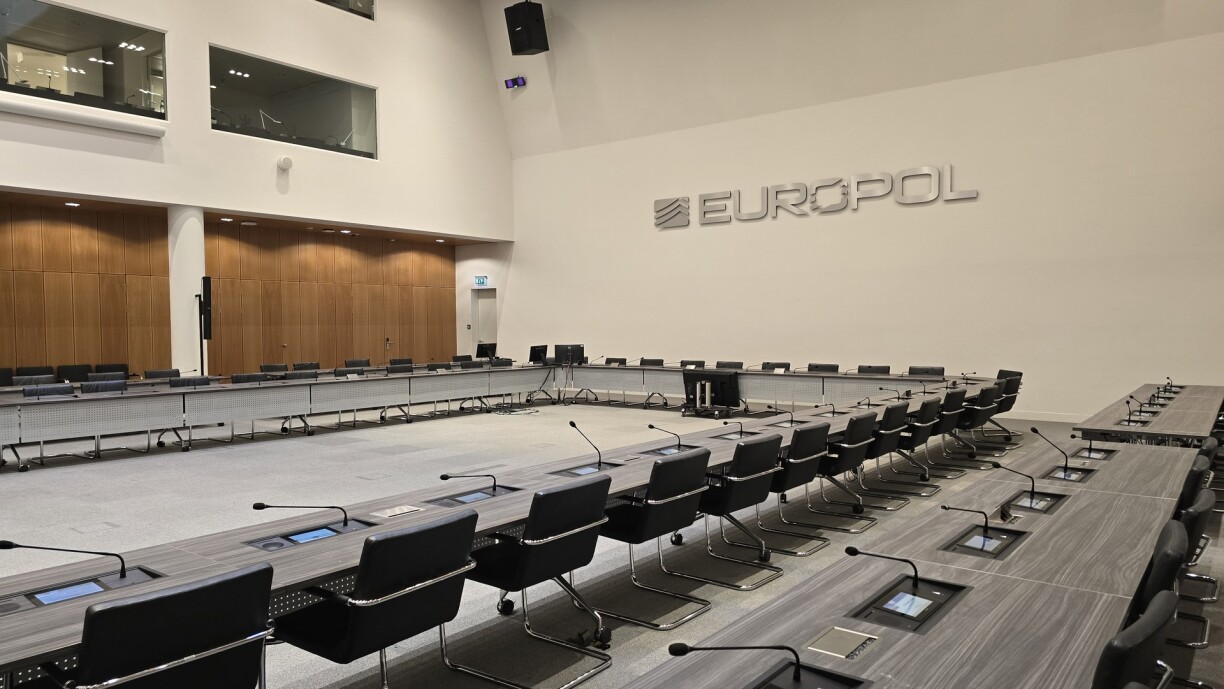 Am grousse Reuniounssall vun Europol kënne Polizisten zesummekomme fir sech auszetauschen.