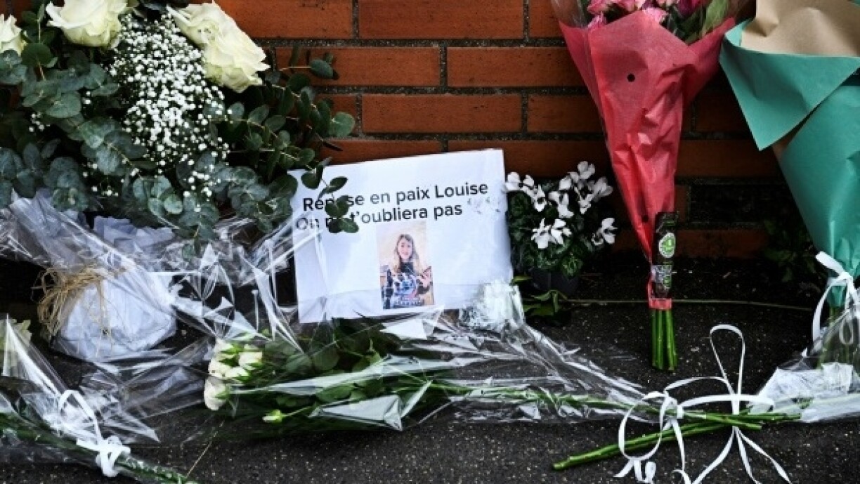 Des bouquets et un petit mot en hommage à Louise déposés devant son collège André Maurois à Epinay-sur-Orge (Essonne) le 8 février 2025.