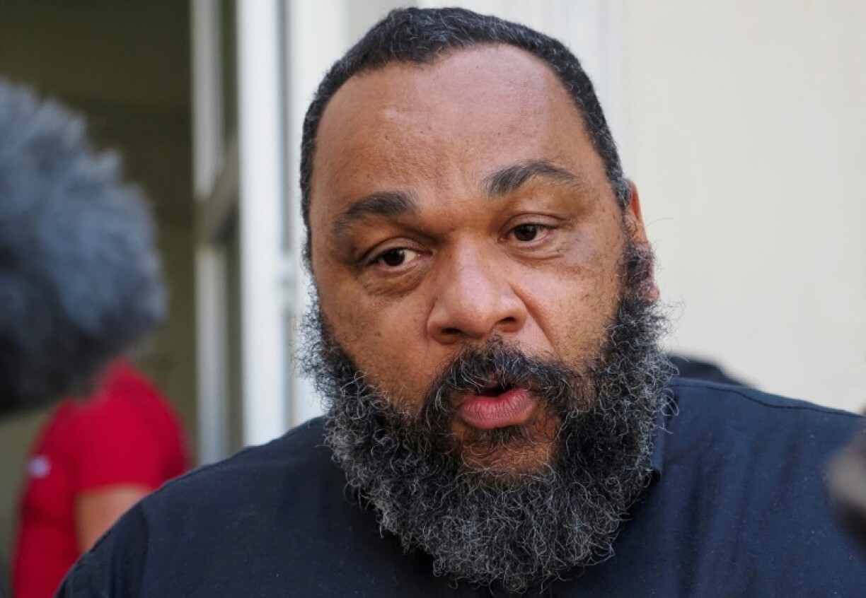 Le polémiste français Dieudonné M'Bala M'Bala devant le tribunal de Chartres, le 22 juin 2020