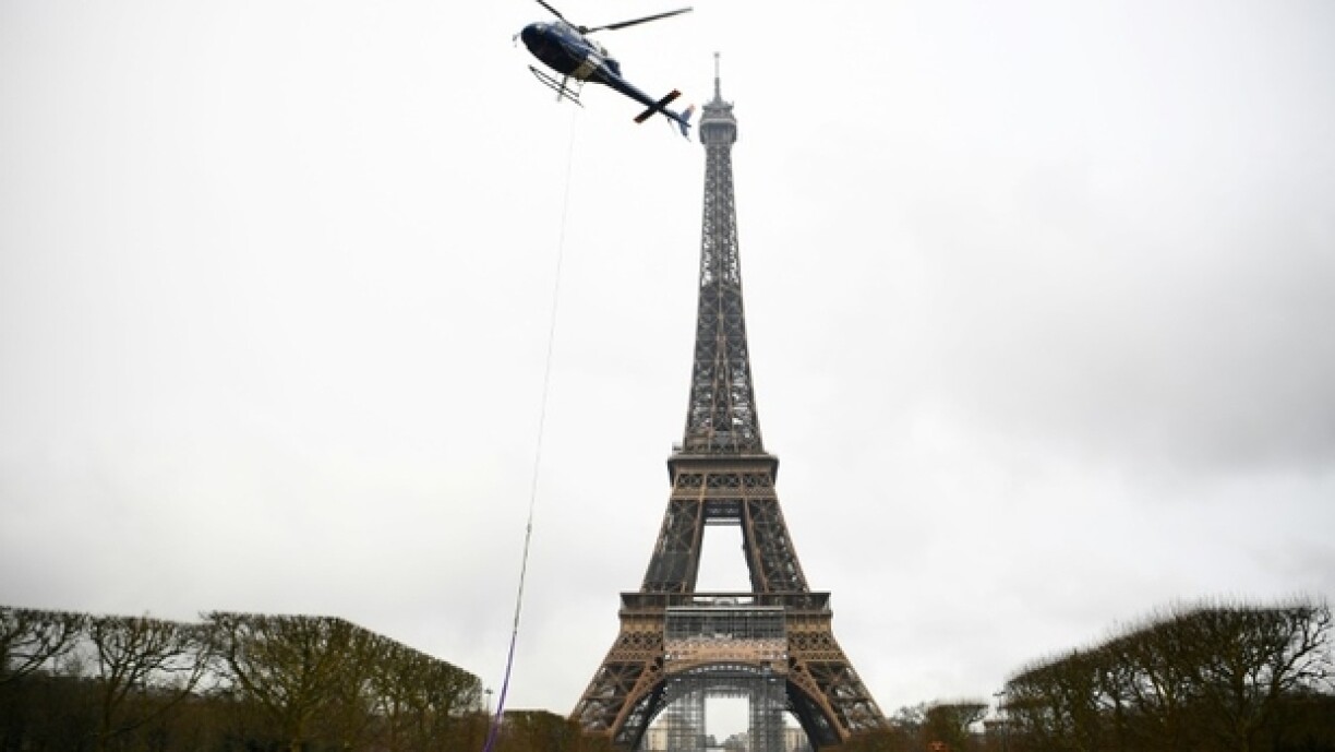 Installation d'une antenne radio au sommet de la Tour Eiffel, le 15 mars 2022 à Paris