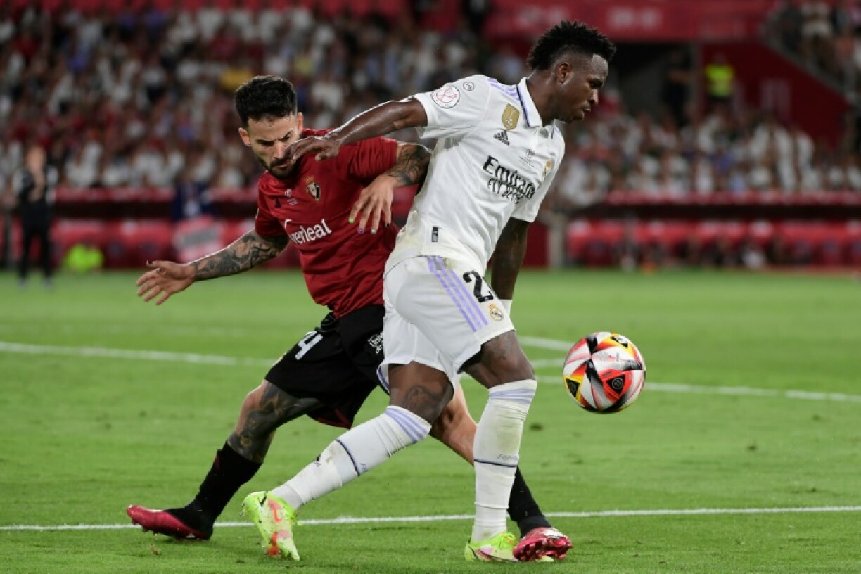 L'attaquant du Real Vinicius (d) devance le milieu d'Osasuna Ruben Garcia Santos, le 6 mai 2023 à Séville