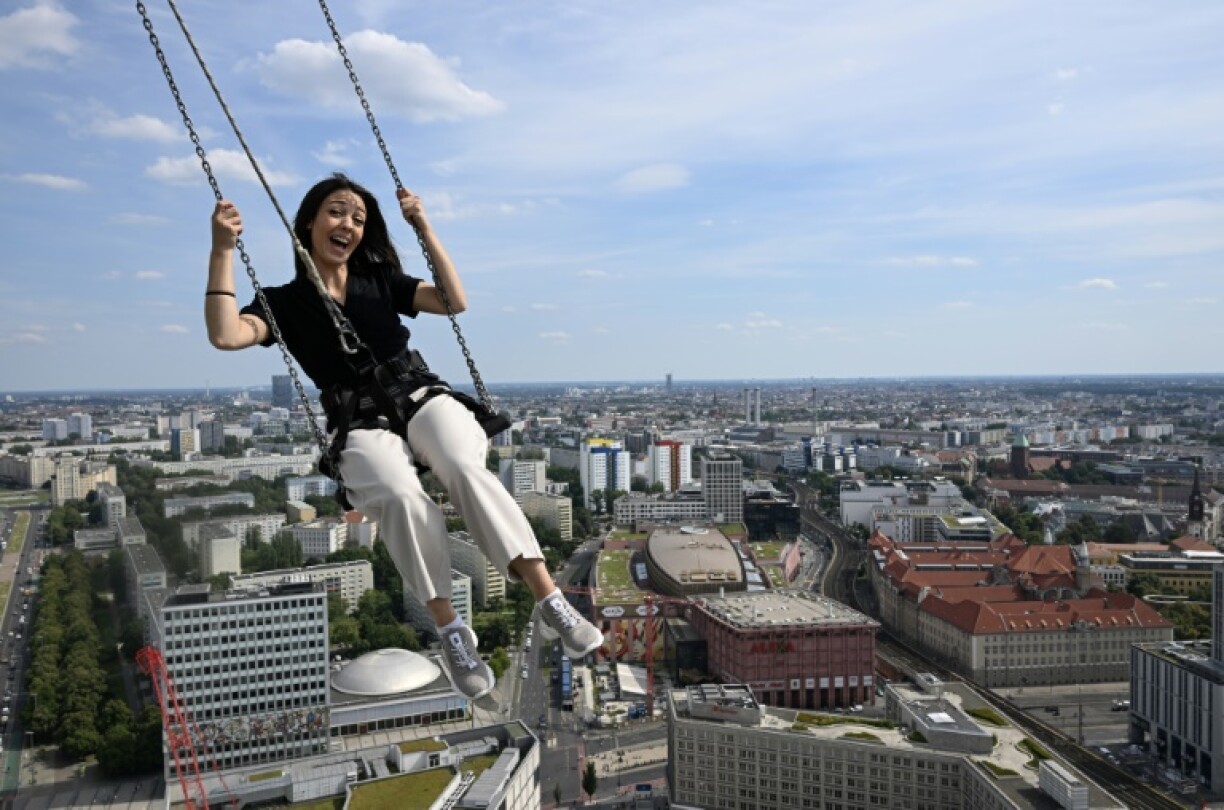 Wendy Sorice, 30 ans, se balance à 120 mètres au dessus de Berlin sur la plus haute balançoire d'Europe située à l'Alexanderplatz, le 31 juillet 2024