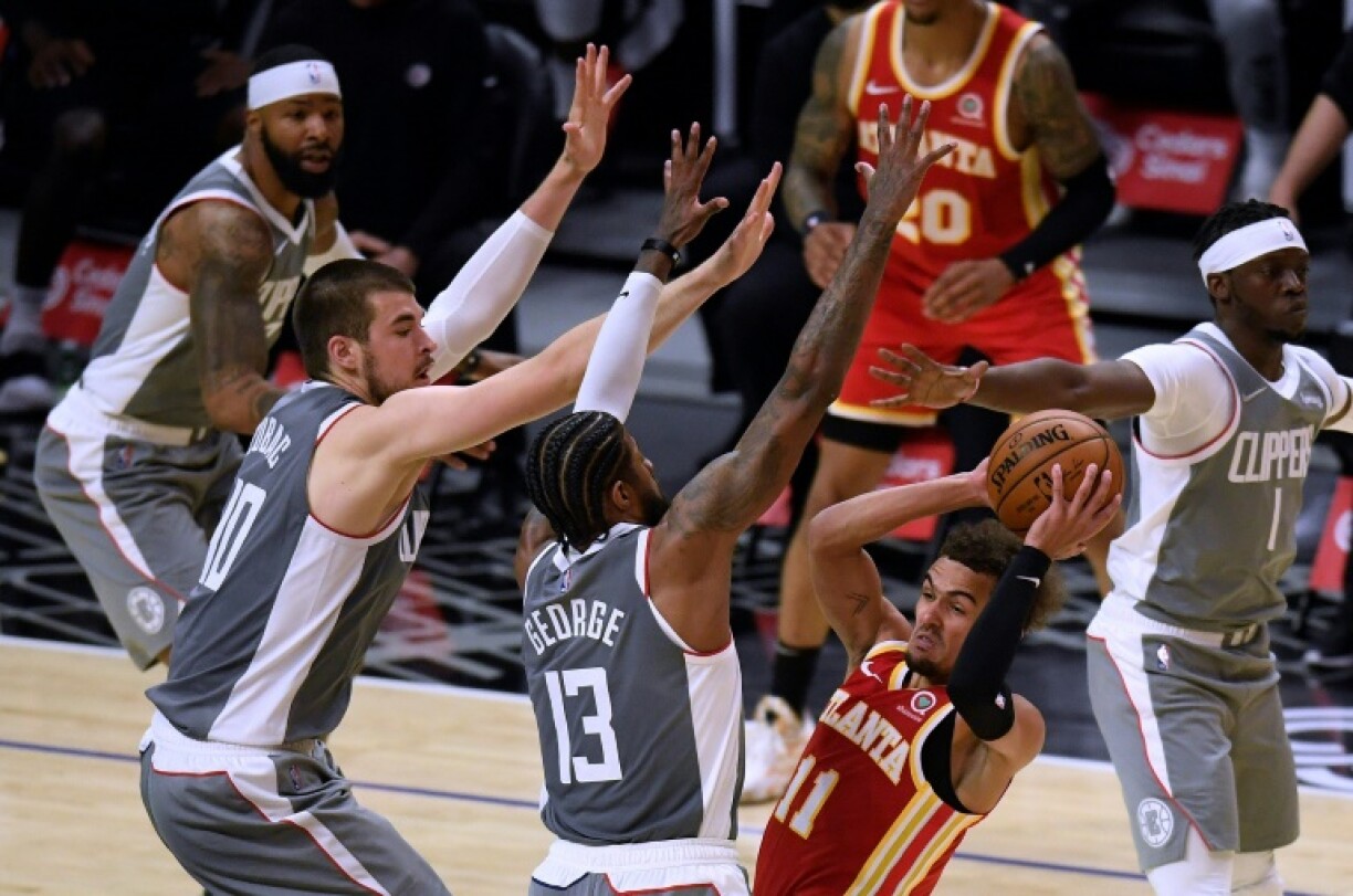La défense de Los Angeles ferme l'accès au cercle à la star des Hawks d'Atlanta Trae Young lors du come-back victorieux des Clippers, le 20 mars 2020 au Staples Center