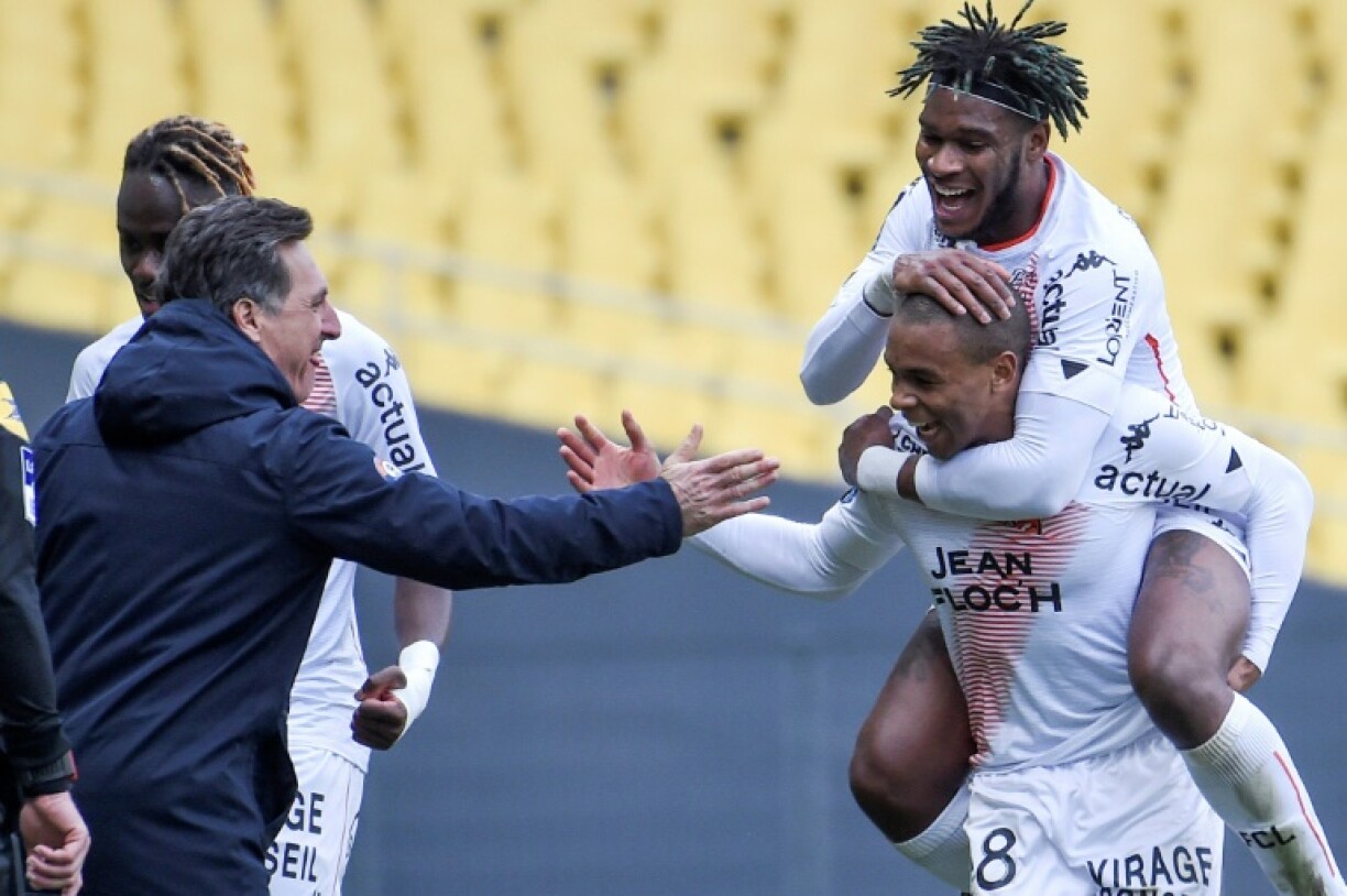 L'entraîneur du FC Lorient, Christophe Pélissier, félicite l'attaquant Armand Lauriente après son égalisation face à Nantes, lors de leur match de L1, le 21 mars 2021 au stade de La Beaujoire