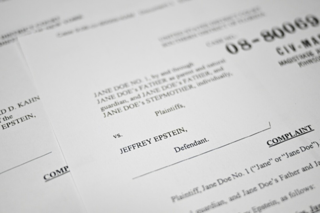 Photographie montrant un document judiciaire sur l'affaire Epstein, le 19 décembre 2025 à Washington