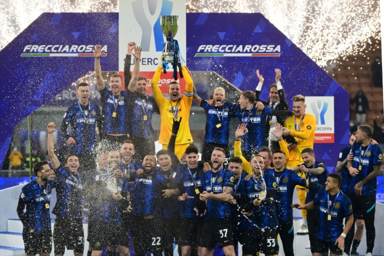 La joie du gardien slovène de l'Inter Milan, Samir Handanovic, et de ses coéquipiers, après avoir remporté la finale de la Supercoupe d'Italie face à la Juventus Turin, le 12 janvier 2022 au Stade San Siro